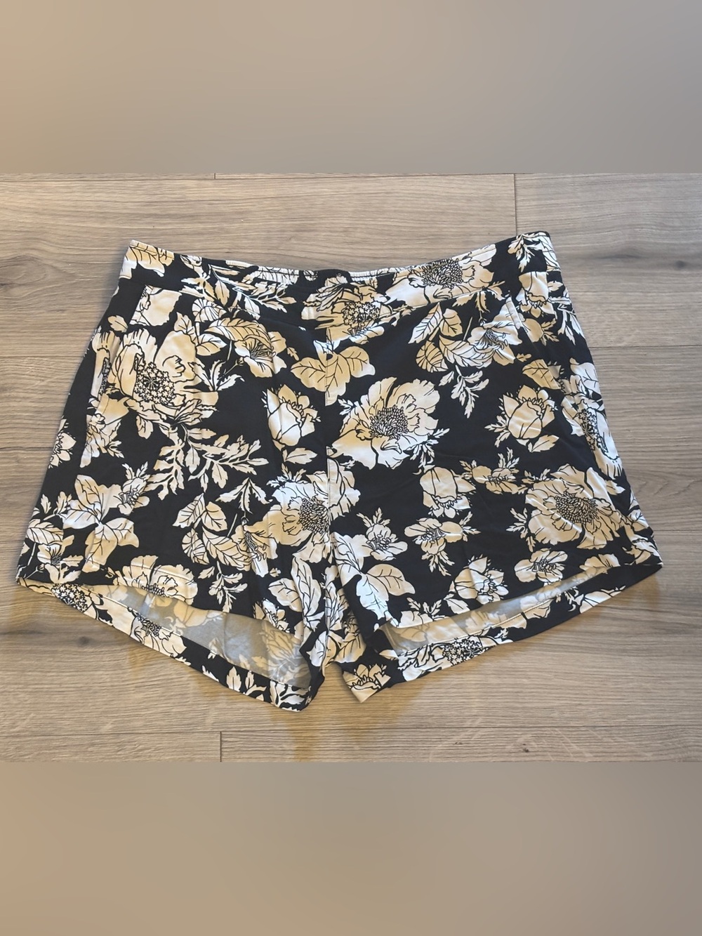 Old Navy Black Floral Women’s Short XL